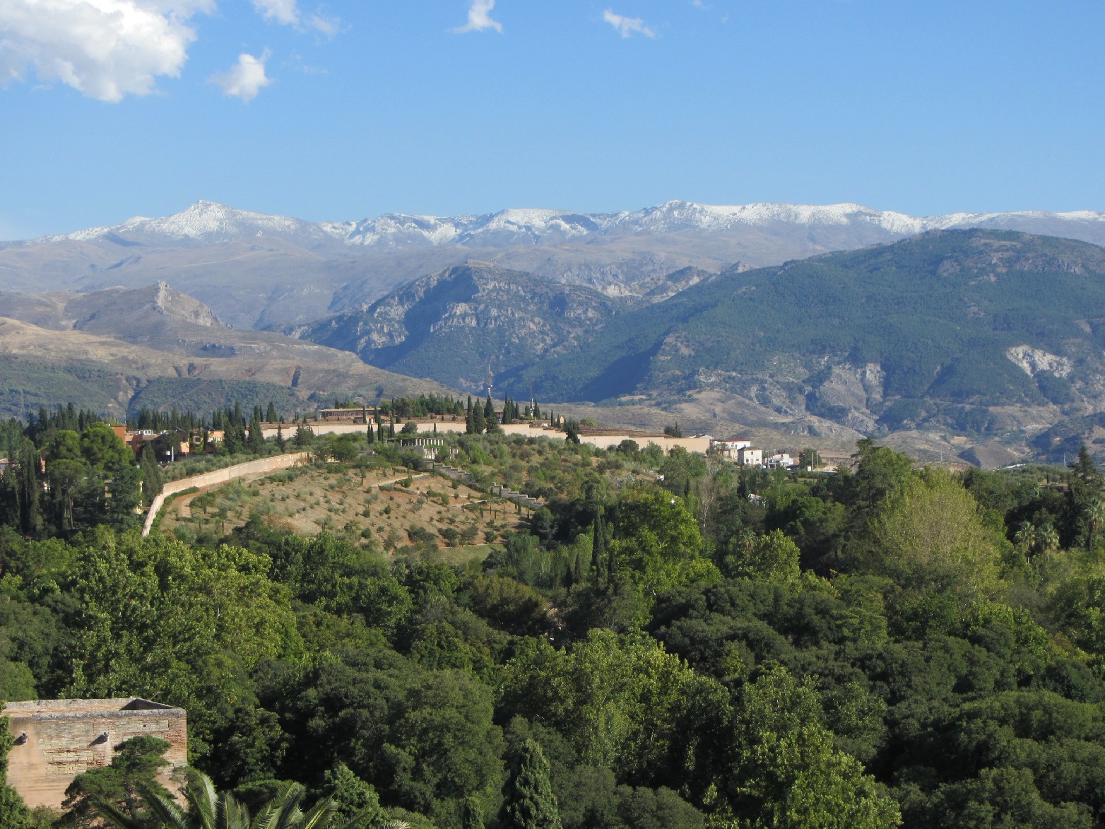 Granadan kaupungista näkyy Sierra Nevadan lumiset huiput. Kuva on lokakuulta, jolloin lunta oli vielä vähän, mutta nyt laskettelukausi on parhaimmillaan.