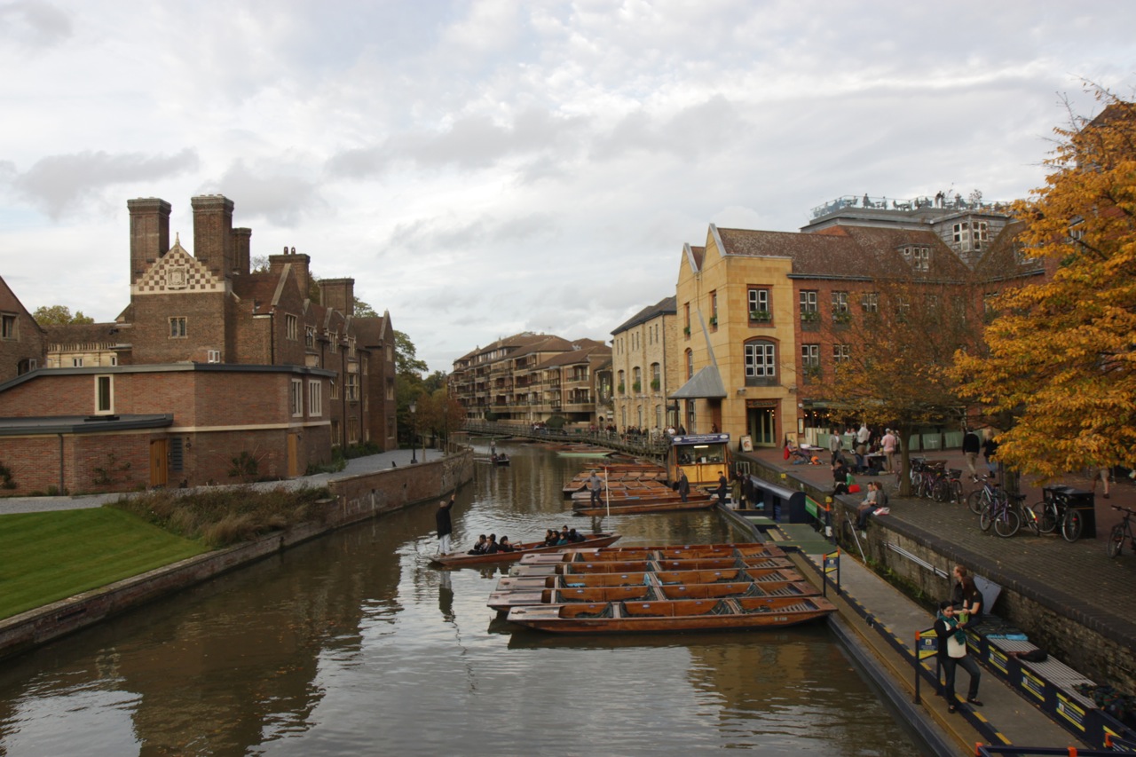Cambridgen kaupungin pohjoispäässä joella turistien kyyditsijöitä